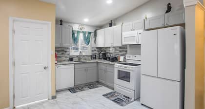 4 Beds 2 Bath Hot Tub & Adult Play Area