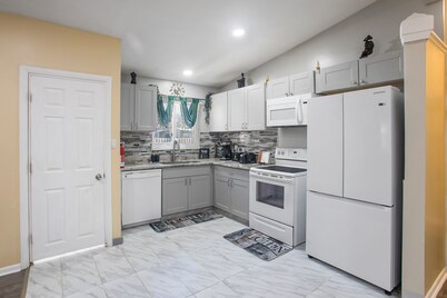 4 Beds 2 Bath Hot Tub & Adult Play Area