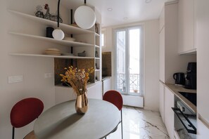 Kühlschrank, Mikrowelle, Ofen, Herdplatte