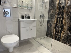 Dusche, Haartrockner, Handtücher, Seife