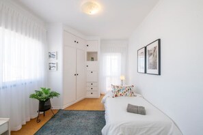 3 quartos, ferros/tábuas de passar roupa, Wi-Fi, roupa de cama