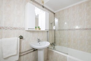Hair dryer, towels, soap, toilet paper - Sunny apartment in Portimao (Portimão)