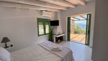 3 bedrooms, in-room safe, iron/ironing board, free WiFi