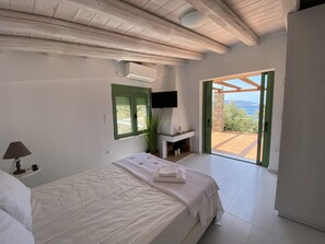 3 chambres, coffres-forts dans les chambres, fer et planche à repasser