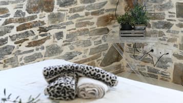3 bedrooms, in-room safe, iron/ironing board, free WiFi
