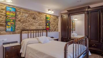 1 slaapkamer, een kluis op de kamer, individueel gedecoreerd, een bureau