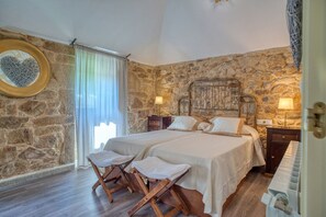 Traditionele kamer, uitzicht op de binnenplaats | Een kluis op de kamer, individueel gedecoreerd, een bureau