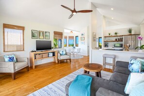 Smart TV - The Palm Treehouse: Serene retreat with simultaneous mountain and ocean views (Princeville)