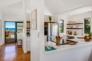 Fridge, microwave, oven, stovetop - The Palm Treehouse: Serene retreat with simultaneous mountain and ocean views (Princeville)