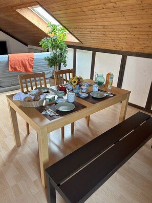 Dining - Schöne, Geräumige Ferienwohnung im Wein- u. Wandergebiet, Freizeitpark I.d. Nähe (Löchgau)