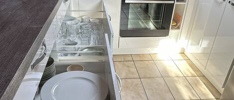 Kjøleskap, mikrobølgeovn, ovn og kokeplater