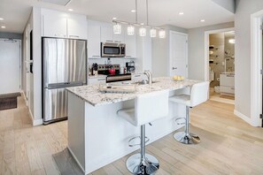 Fridge, stovetop - Bright & Clean 1 BR 1 BA DT Condo - City Views! (Calgary)