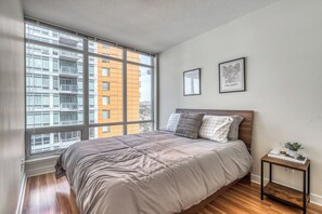 2 bedrooms, WiFi - Mountain Views! Bright & Spacious 2BD 2BA Condo (Calgary)