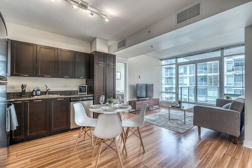 Mountain Views! Bright & Spacious 2BD 2BA Condo