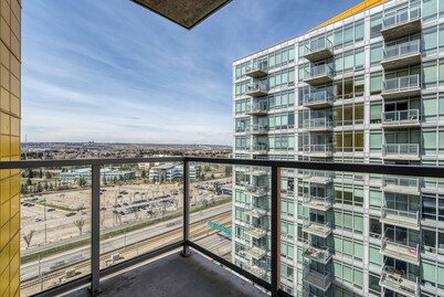 Mountain Views! Bright & Spacious 2BD 2BA Condo