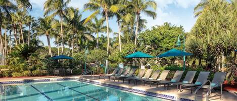 Alberca al aire libre y alberca climatizada