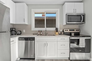 冷蔵庫、電子レンジ、オーブン、食器洗い機