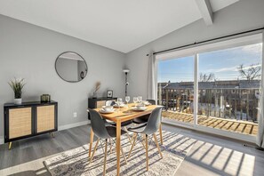 Dining - The Jasper - Modern & Spacious! (Calgary)