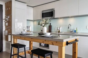Geladeira, micro-ondas, fogão, cooktop