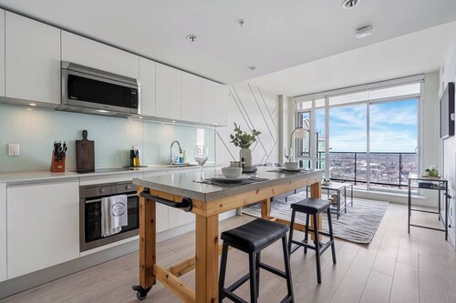 The Aurora - Elegant Unit w/ Panoramic City Views!