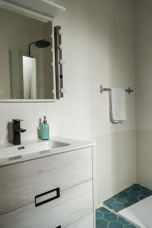 Shower, hair dryer, bidet, towels - Increible Casita Casco Histórico, Plaza del Aymto (Talavera de la Reina)