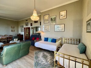 2 slaapkamers, een bureau, een strijkplank/strijkijzer, gratis wifi