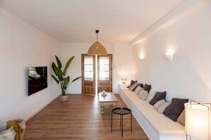 Smart TV, fireplace, ping pong, books