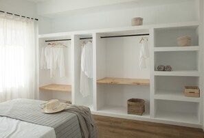 5 habitaciones, tabla de planchar con plancha y cuna de viaje