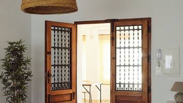 TV connectée, cheminée, table de tennis de table, livres