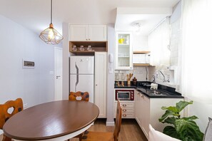 Apartamento | Cozinha privada | Geladeira grande, micro-ondas, cooktop