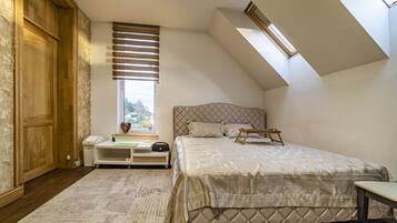 4 bedrooms, iron/ironing board, WiFi, bed sheets