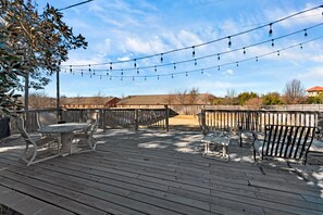 Outdoor dining - Family friendly transitional and modern designed home away from home (Grapevine)