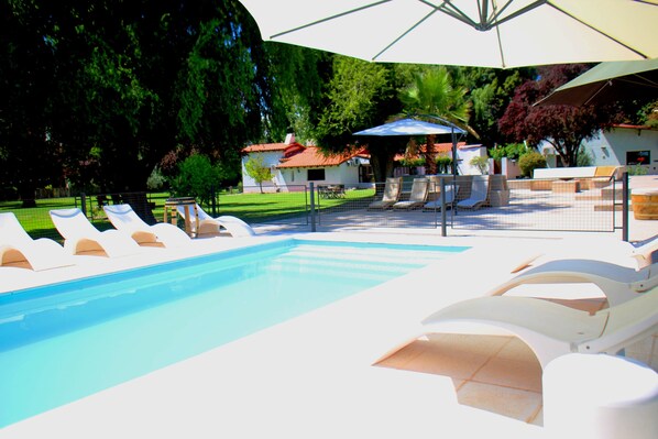 Piscine extérieure (ouverte en saison), parasols de plage
