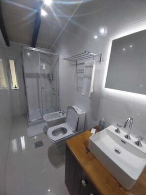 Habitación clásica doble | Baño | Artículos de higiene personal gratuitos, secador de pelo y albornoces