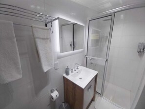 Free toiletries, hair dryer, bathrobes - Posada La Celia (Eugenio Bustos)