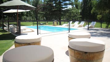 Sesongbasert utendørsbasseng og bassengparasoller