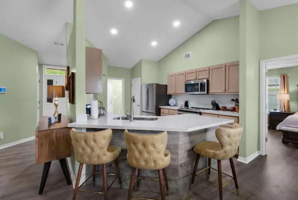 Kylskåp, mikrovågsugn, ugn och spishäll