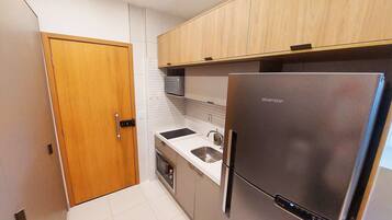 Studio | Dapur pribadi | Lemari es, microwave, dan peralatan masak/sendok-piring