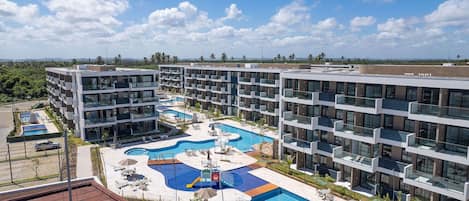 3 piscines extérieures