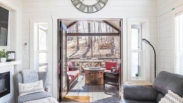 TV connectée, cheminée, lecteur de DVD