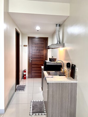 Kjøleskap, vannkoker og kjøkkenutstyr