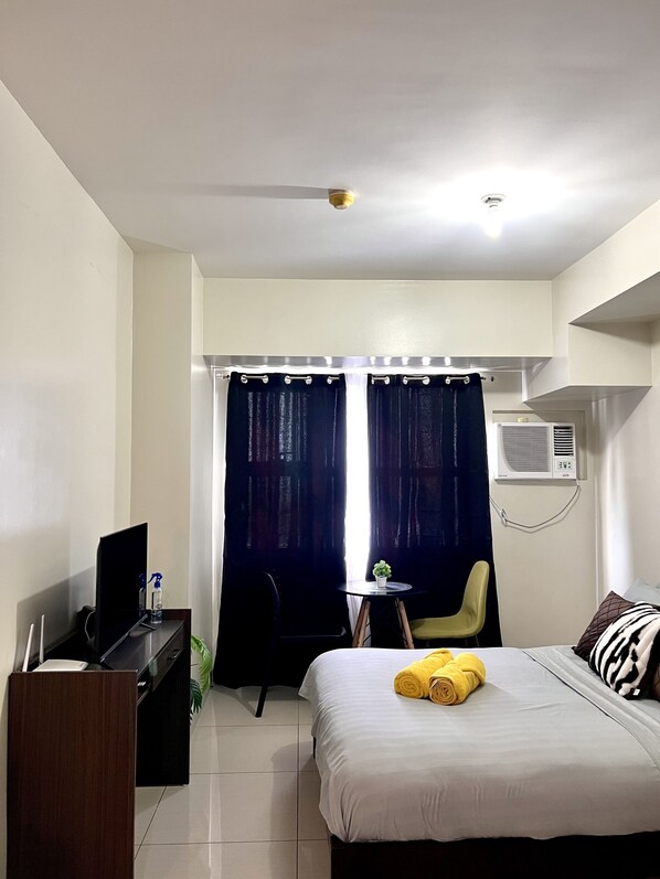 1 bedroom, iron/ironing board, WiFi, bed sheets - Quigle's Nook with Fast WiFi & Netflix @ Horizons 101 Condominium  (CITY OF CEBU (Capital))