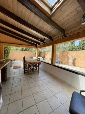 Outdoor dining - Grau cottage, near beach, quiet family stay (Agde)