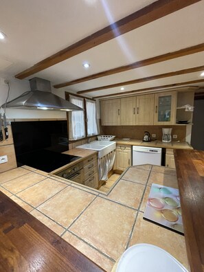 Fridge, microwave, oven, stovetop - Grau cottage, near beach, quiet family stay (Agde)