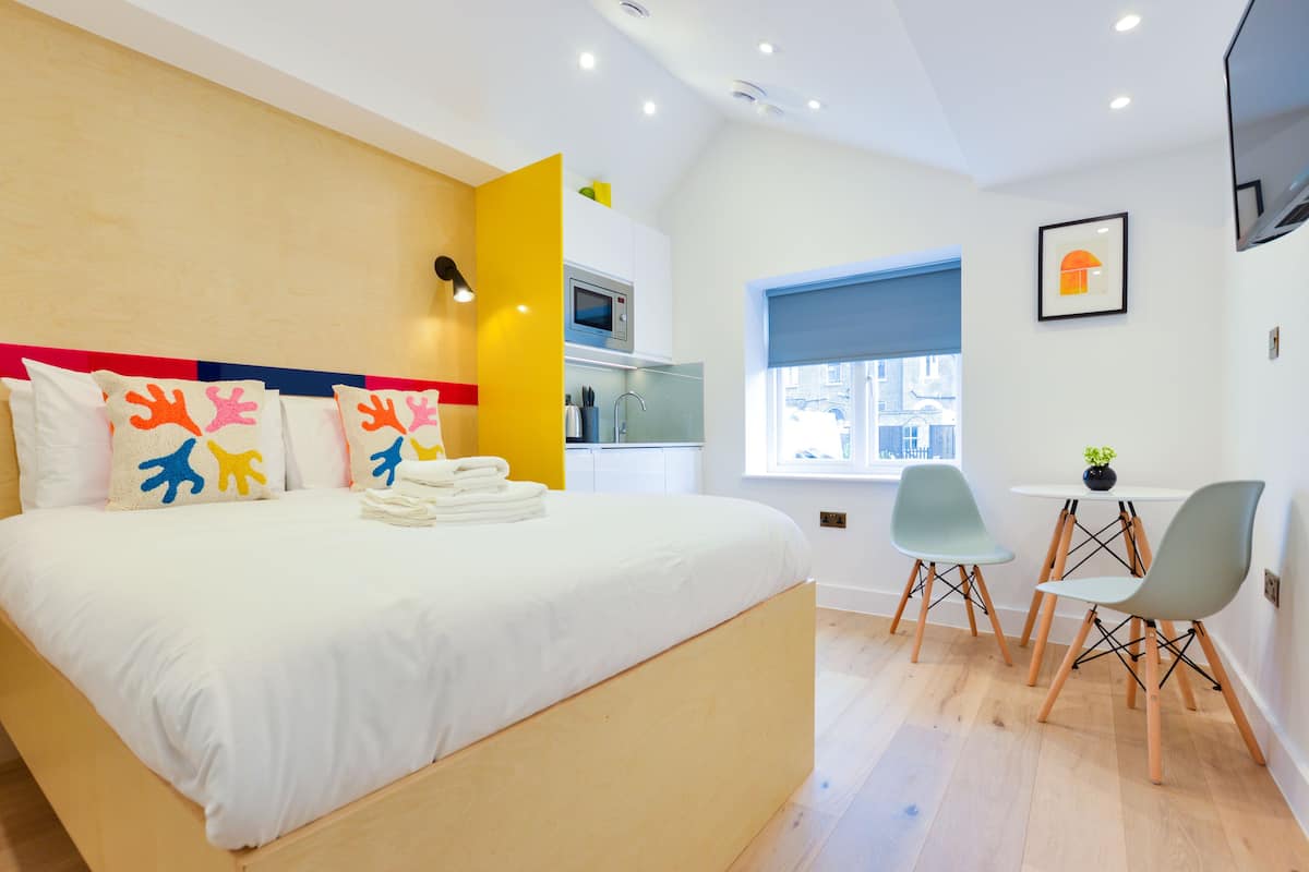 One Bedroom Apartment | Allergitestet sengetøy, strykejern/-brett og wi-fi (inkludert)