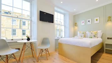 Standard Studio Apartment | Ropa de cama hipoalergénica, tabla de planchar con plancha, wifi gratis