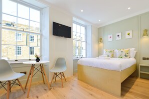 Ropa de cama hipoalergénica y tabla de planchar con plancha