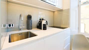 Standard Studio Apartment | 私人廚房 | 小冰箱、微波爐、爐台、電熱水壺