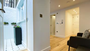 Lower Ground Floor Economy One Bedroom | 露台/庭院