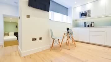 Lower Ground Floor Economy One Bedroom | 起居區 | 平面電視、地暖系統
